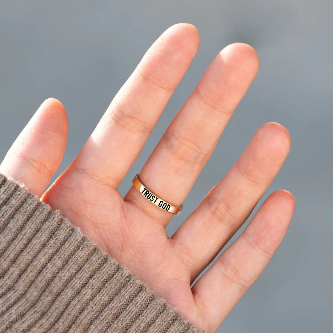 Anillo de Cruz de Plata 925 y "Confía en Dios": Símbolos de Esperanza