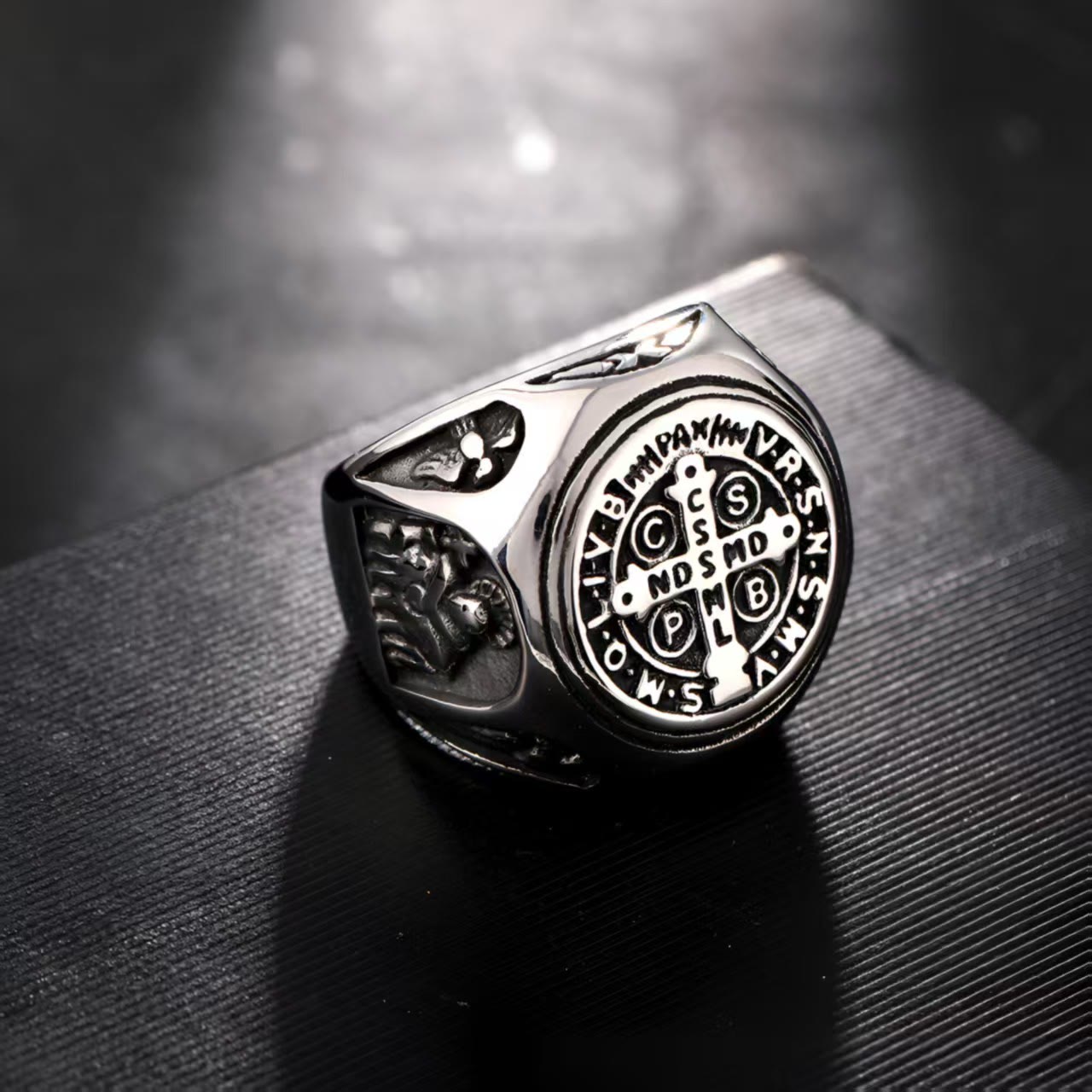 Anillo de Fe Cruz de San Benito: Un Símbolo de Regalo Amoroso