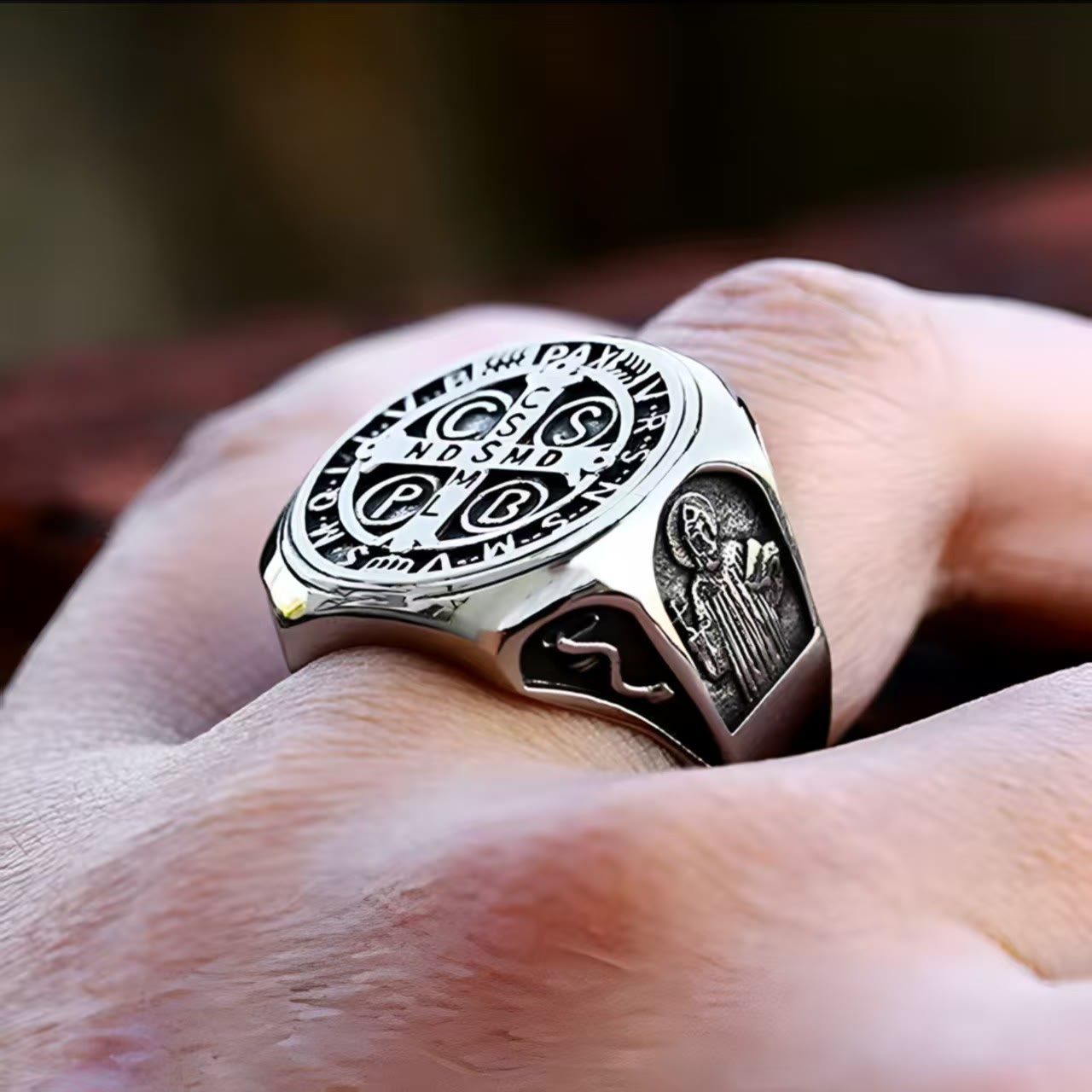 Anillo de Fe Cruz de San Benito: Un Símbolo de Regalo Amoroso