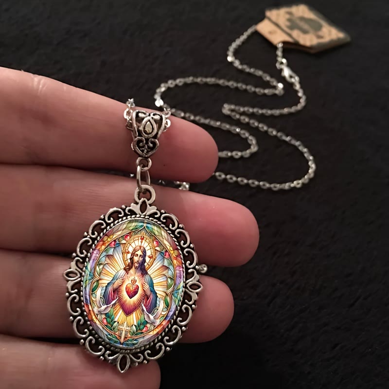 Collar Corazón Sagrado de Jesús: Pieza Atemporal que Encierra el Amor Divino