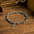 Medalla de Nuestra Señora Símbolo Sagrado Cruz Metal Pulsera: Un Token de Devoción