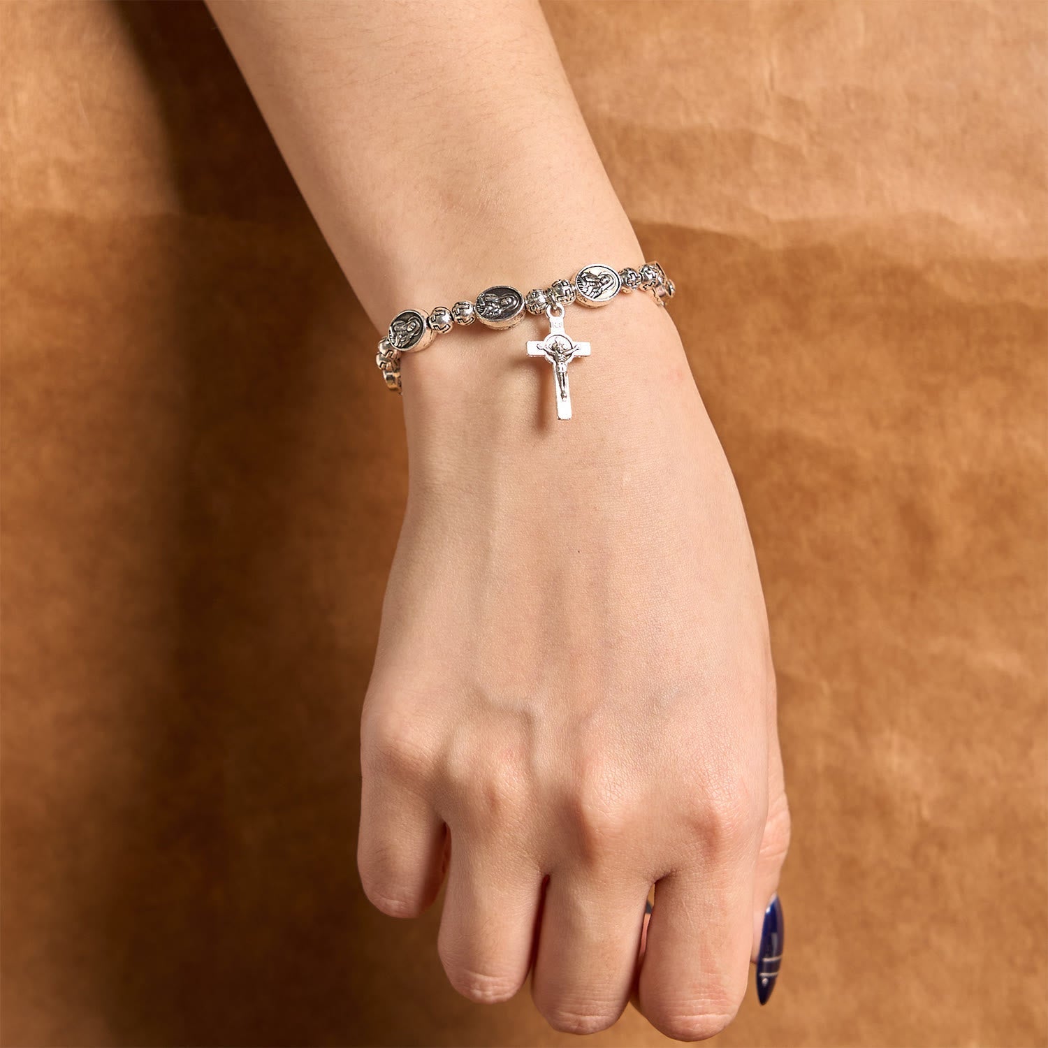 Medalla de Nuestra Señora Símbolo Sagrado Cruz Metal Pulsera: Un Token de Devoción