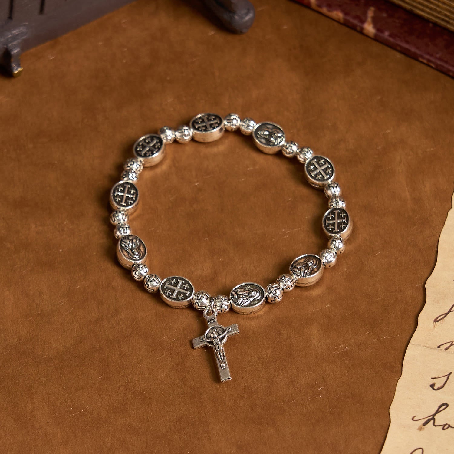Medalla de Nuestra Señora Símbolo Sagrado Cruz Metal Pulsera: Un Token de Devoción