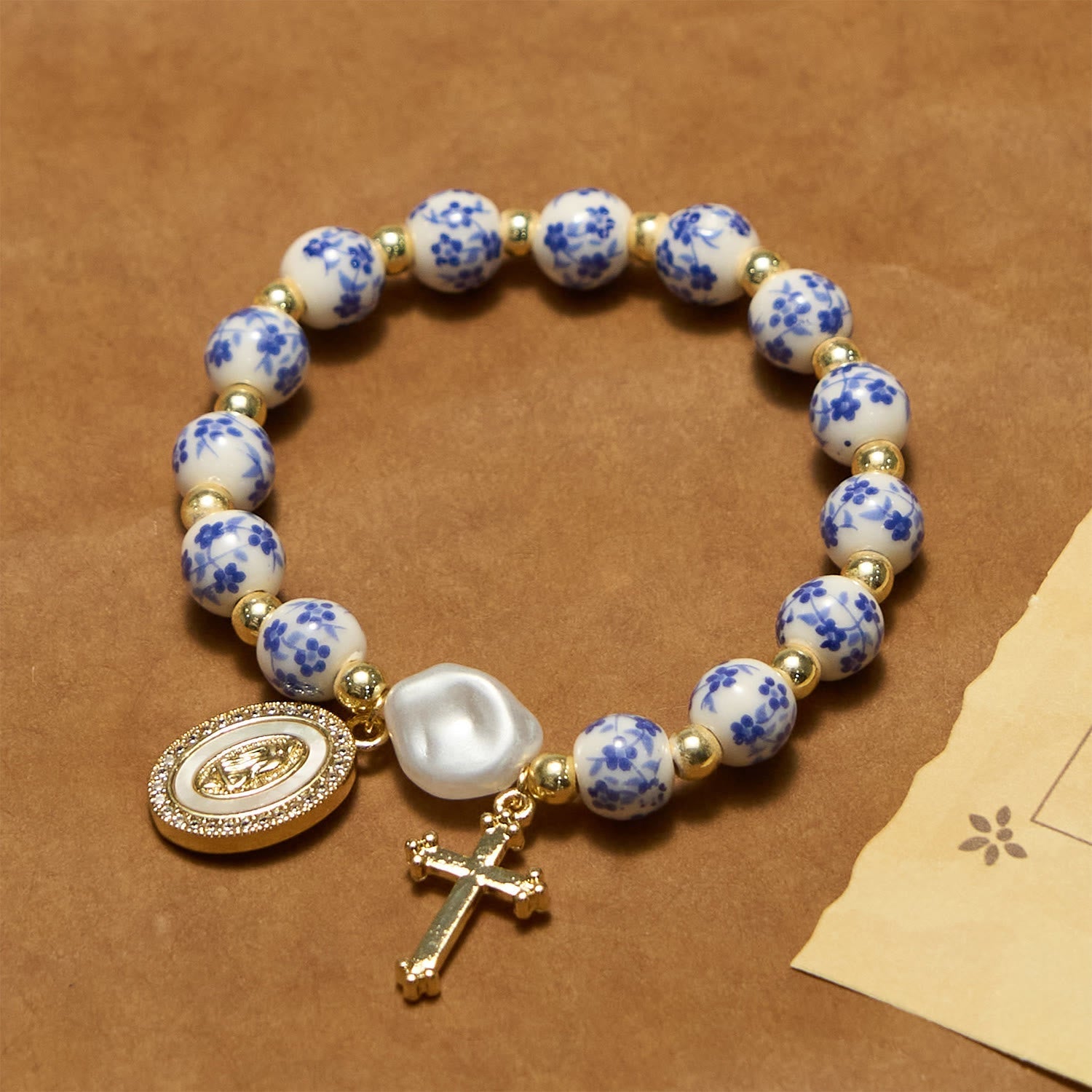 Medalla de Nuestra Señora y Pulsera Floral Inspirada: La Fe se Encuentra con el Estilo