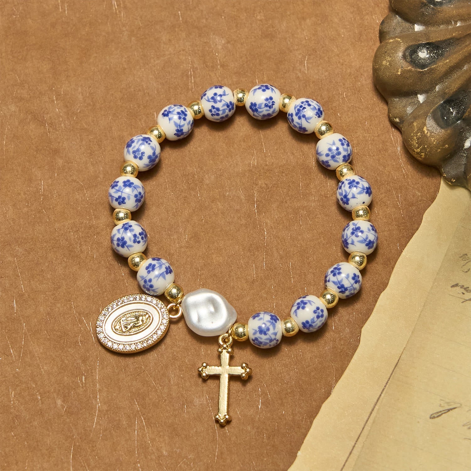 Medalla de Nuestra Señora y Pulsera Floral Inspirada: La Fe se Encuentra con el Estilo