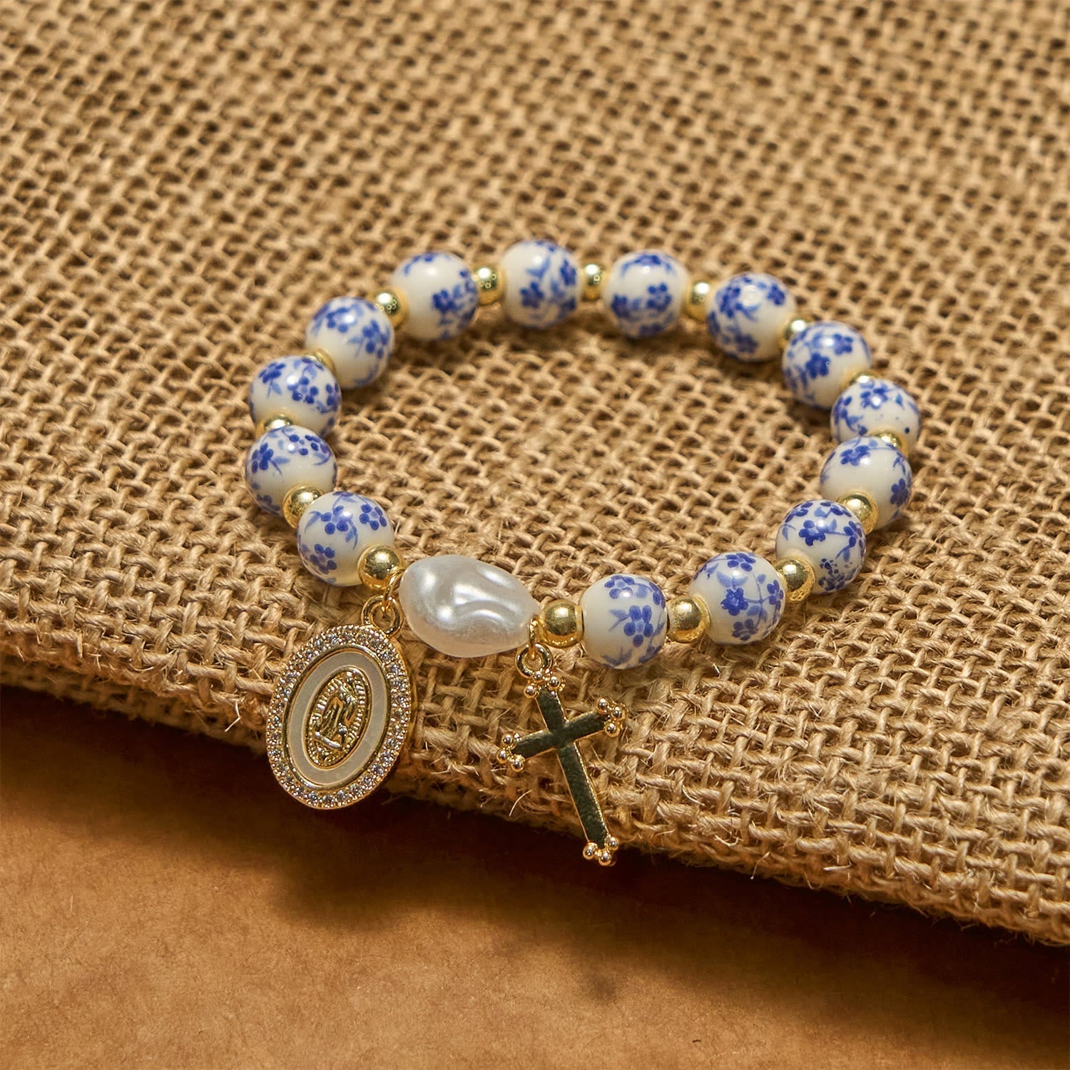 Medalla de Nuestra Señora y Pulsera Floral Inspirada: La Fe se Encuentra con el Estilo