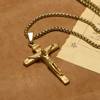 Collar con Colgante de Crucifijo de 3 Colores: Amuleto Divino de Fe