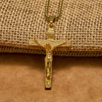 Collar con Colgante de Crucifijo de 3 Colores: Amuleto Divino de Fe