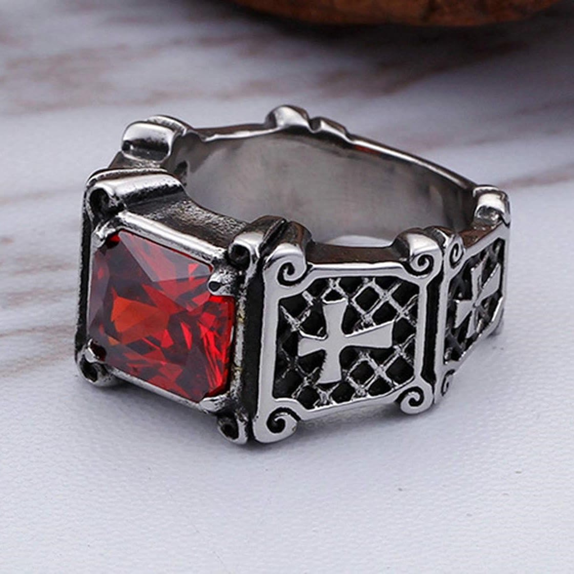 Cruz de Piedra Preciosa Roja y Negra - Anillo de Pareja Embellecido: Un Símbolo de Fe y Estilo