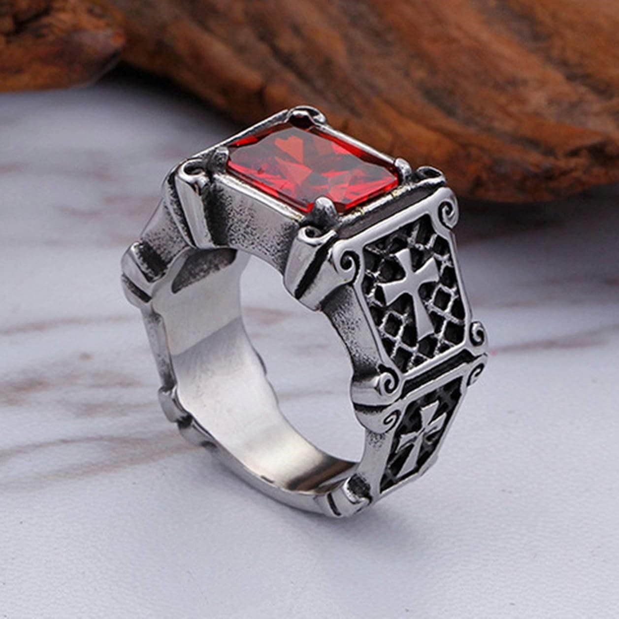Cruz de Piedra Preciosa Roja y Negra - Anillo de Pareja Embellecido: Un Símbolo de Fe y Estilo