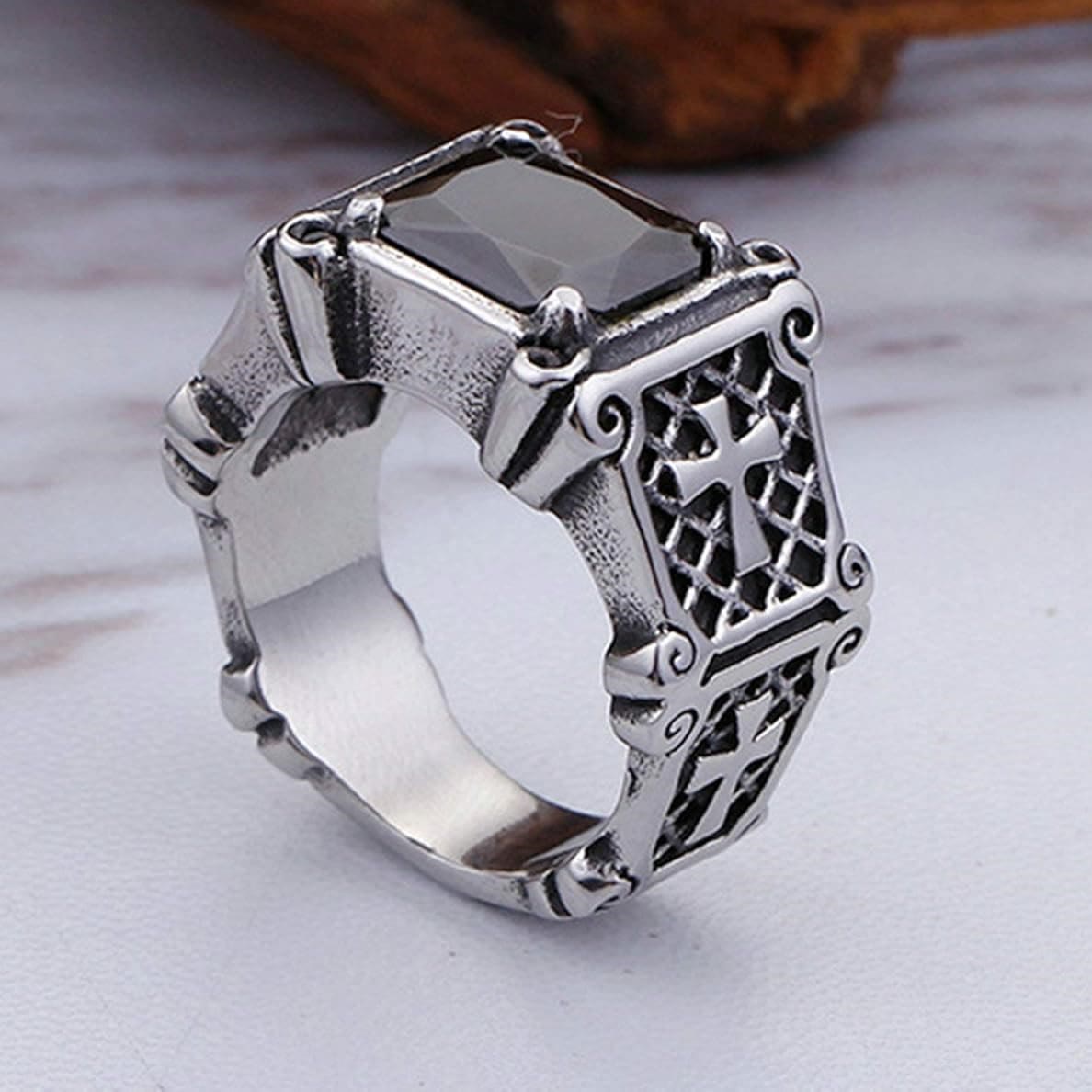 Cruz de Piedra Preciosa Roja y Negra - Anillo de Pareja Embellecido: Un Símbolo de Fe y Estilo