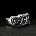 Cruz de Piedra Preciosa Roja y Negra - Anillo de Pareja Embellecido: Un Símbolo de Fe y Estilo