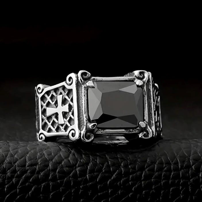 Cruz de Piedra Preciosa Roja y Negra - Anillo de Pareja Embellecido: Un Símbolo de Fe y Estilo