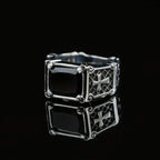 Cruz de Piedra Preciosa Roja y Negra - Anillo de Pareja Embellecido: Un Símbolo de Fe y Estilo