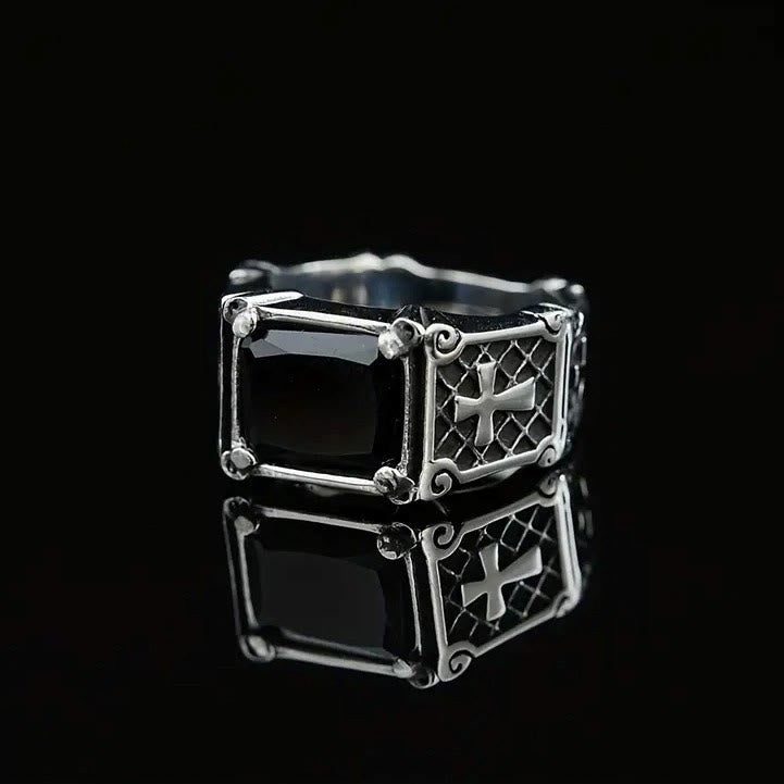 Cruz de Piedra Preciosa Roja y Negra - Anillo de Pareja Embellecido: Un Símbolo de Fe y Estilo