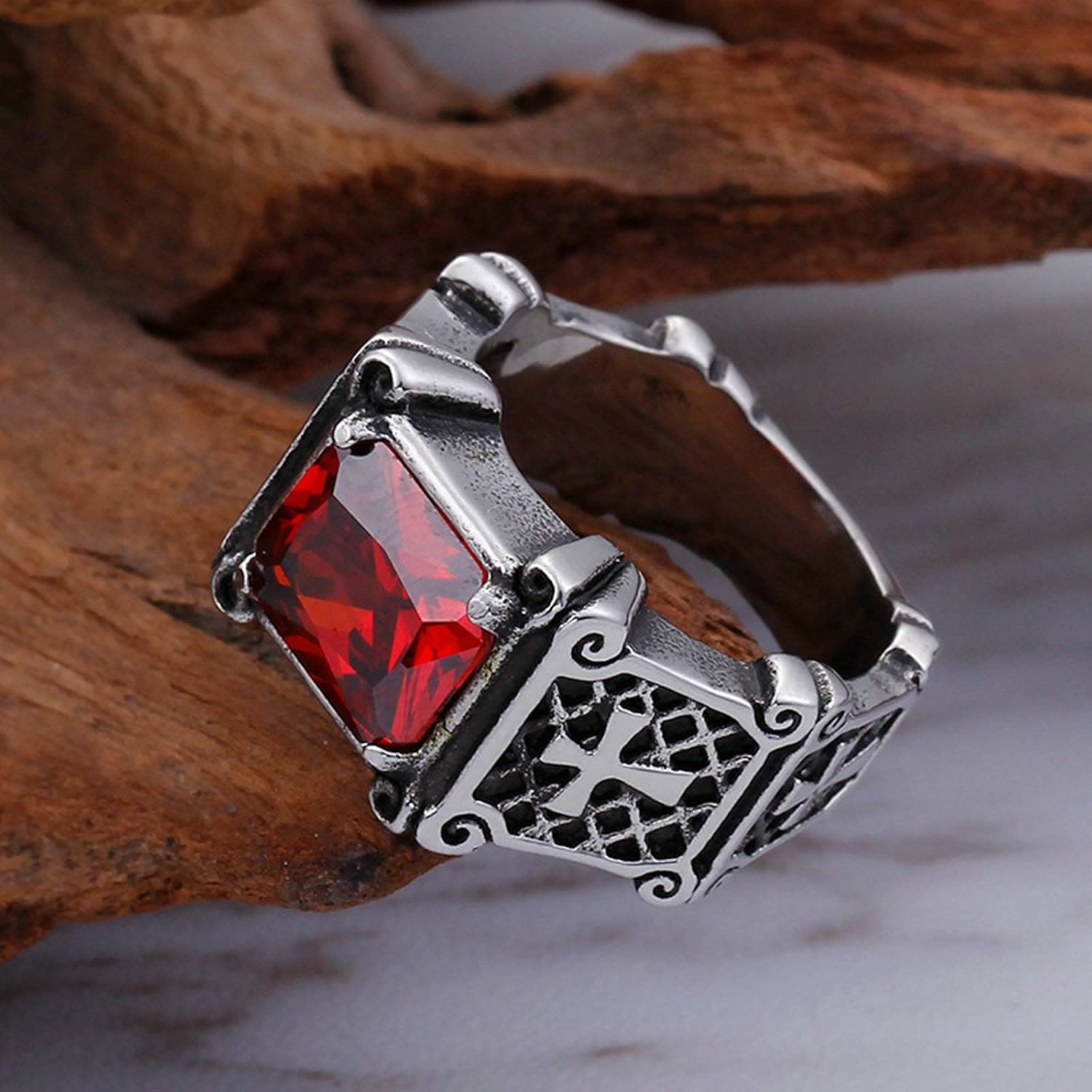Cruz de Piedra Preciosa Roja y Negra - Anillo de Pareja Embellecido: Un Símbolo de Fe y Estilo