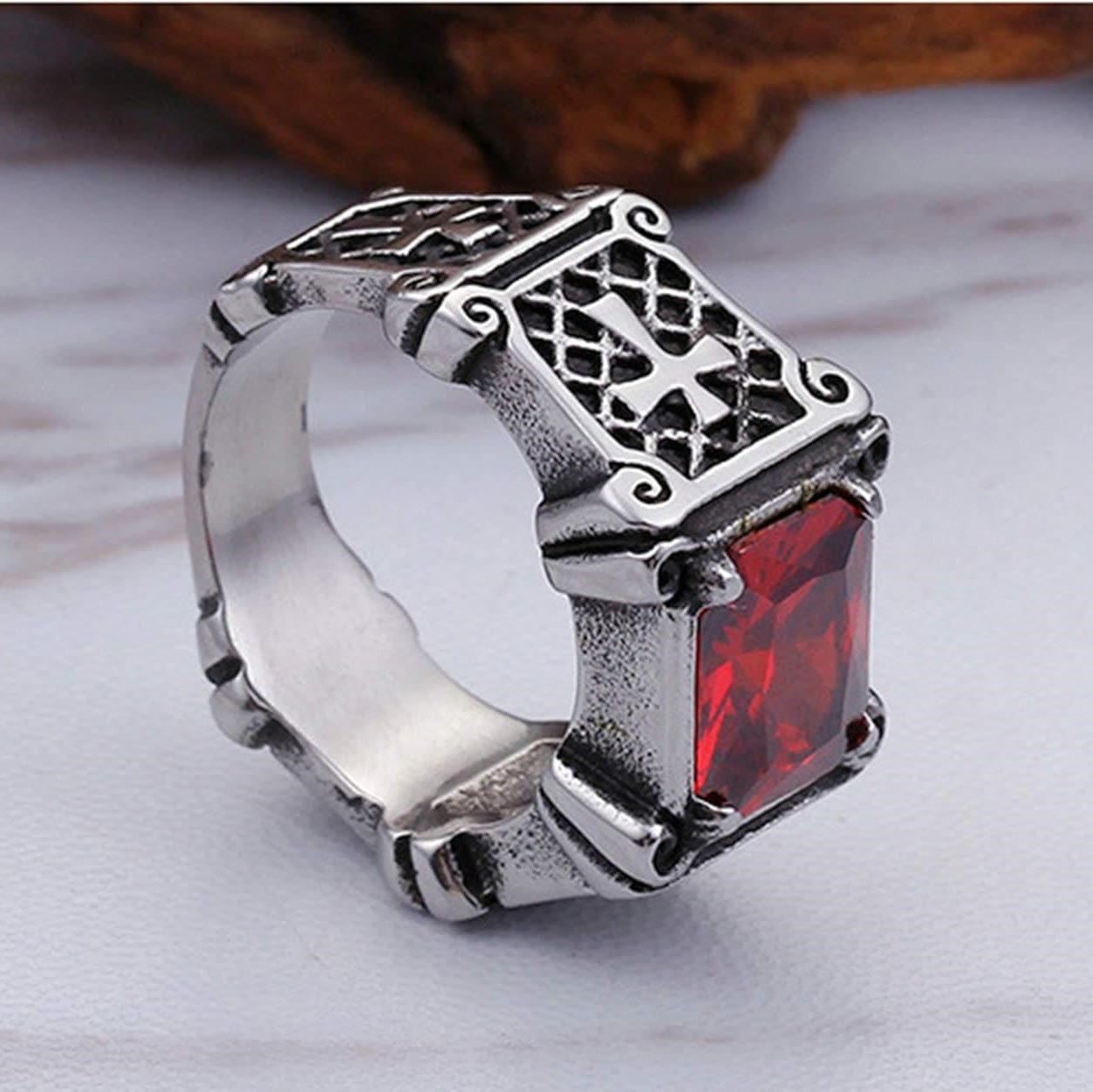 Cruz de Piedra Preciosa Roja y Negra - Anillo de Pareja Embellecido: Un Símbolo de Fe y Estilo