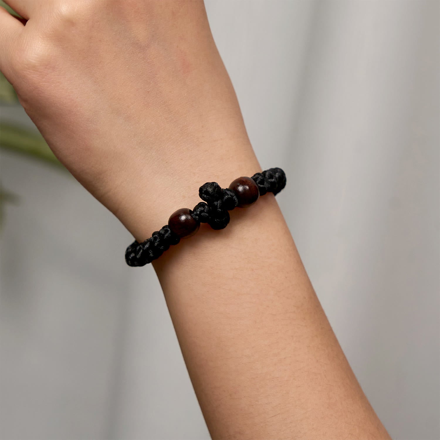 Pulsera de Cuerda con Nudo y Cruz Azul y Negra: Un Símbolo de Fe