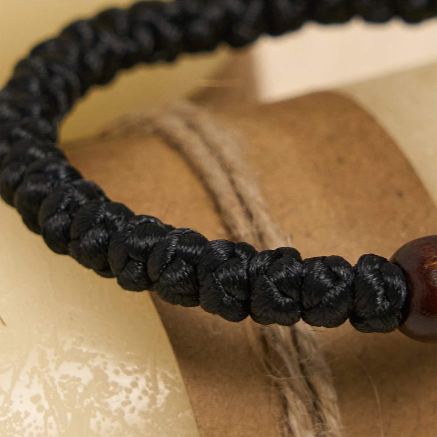 Pulsera de Cuerda con Nudo y Cruz Azul y Negra: Un Símbolo de Fe