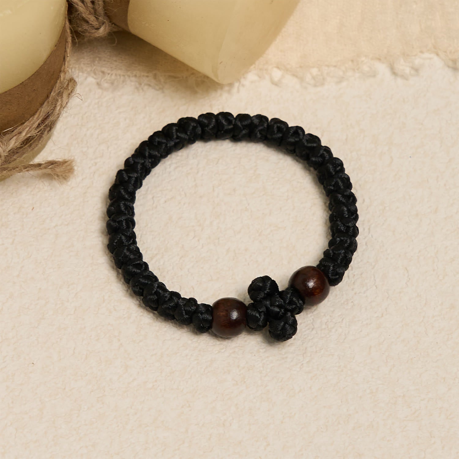 Pulsera de Cuerda con Nudo y Cruz Azul y Negra: Un Símbolo de Fe