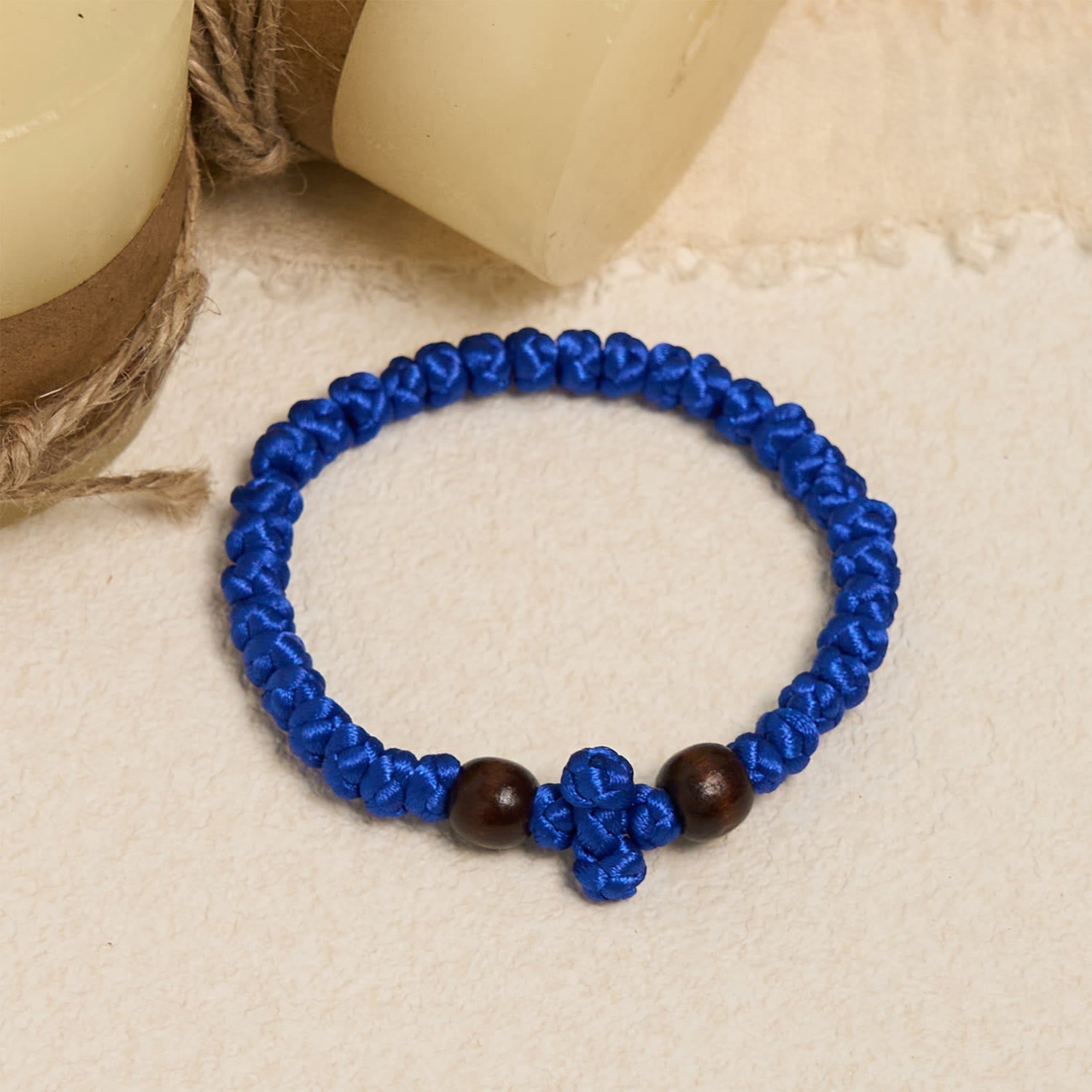 Pulsera de Cuerda con Nudo y Cruz Azul y Negra: Un Símbolo de Fe