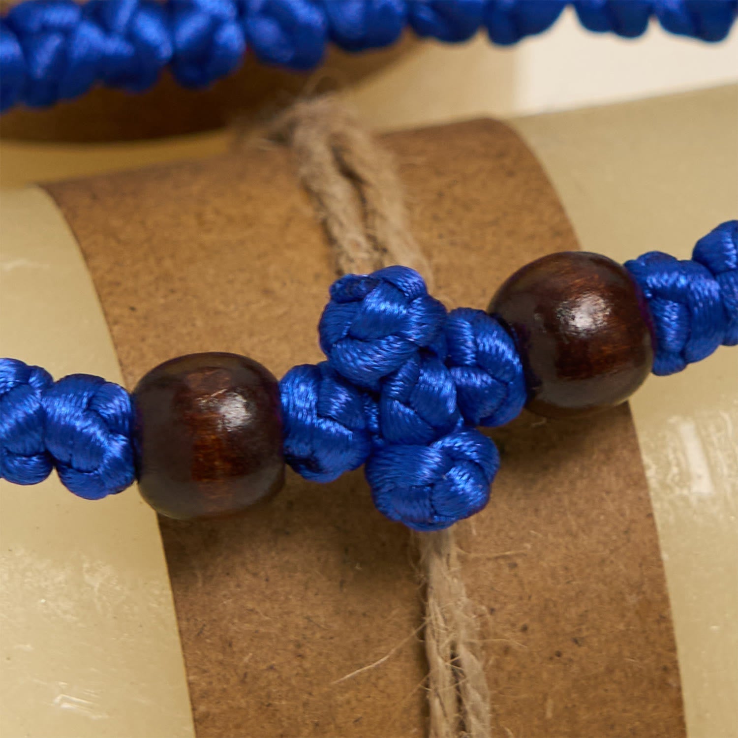Pulsera de Cuerda con Nudo y Cruz Azul y Negra: Un Símbolo de Fe