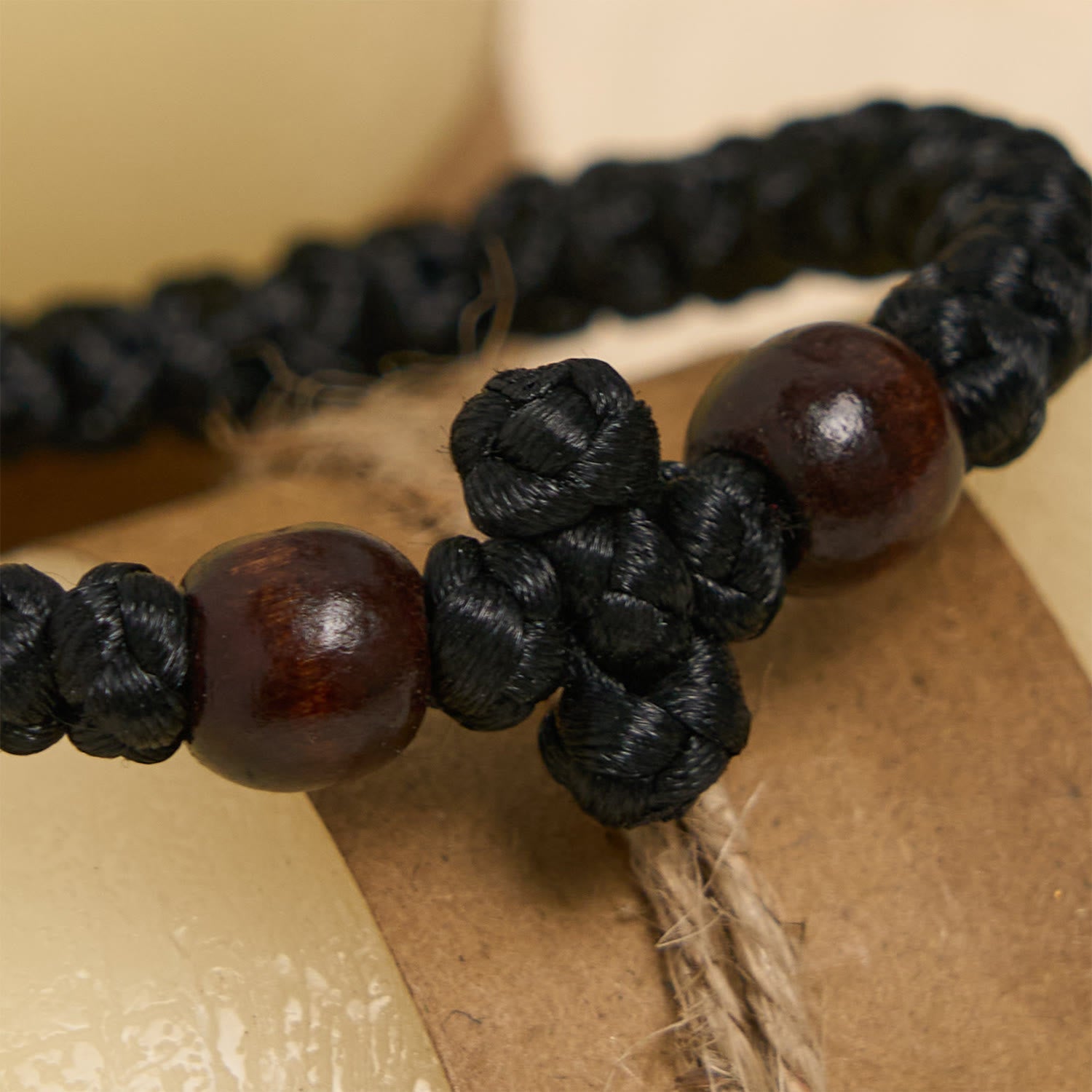 Pulsera de Cuerda con Nudo y Cruz Azul y Negra: Un Símbolo de Fe
