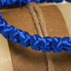 Pulsera de Cuerda con Nudo y Cruz Azul y Negra: Un Símbolo de Fe