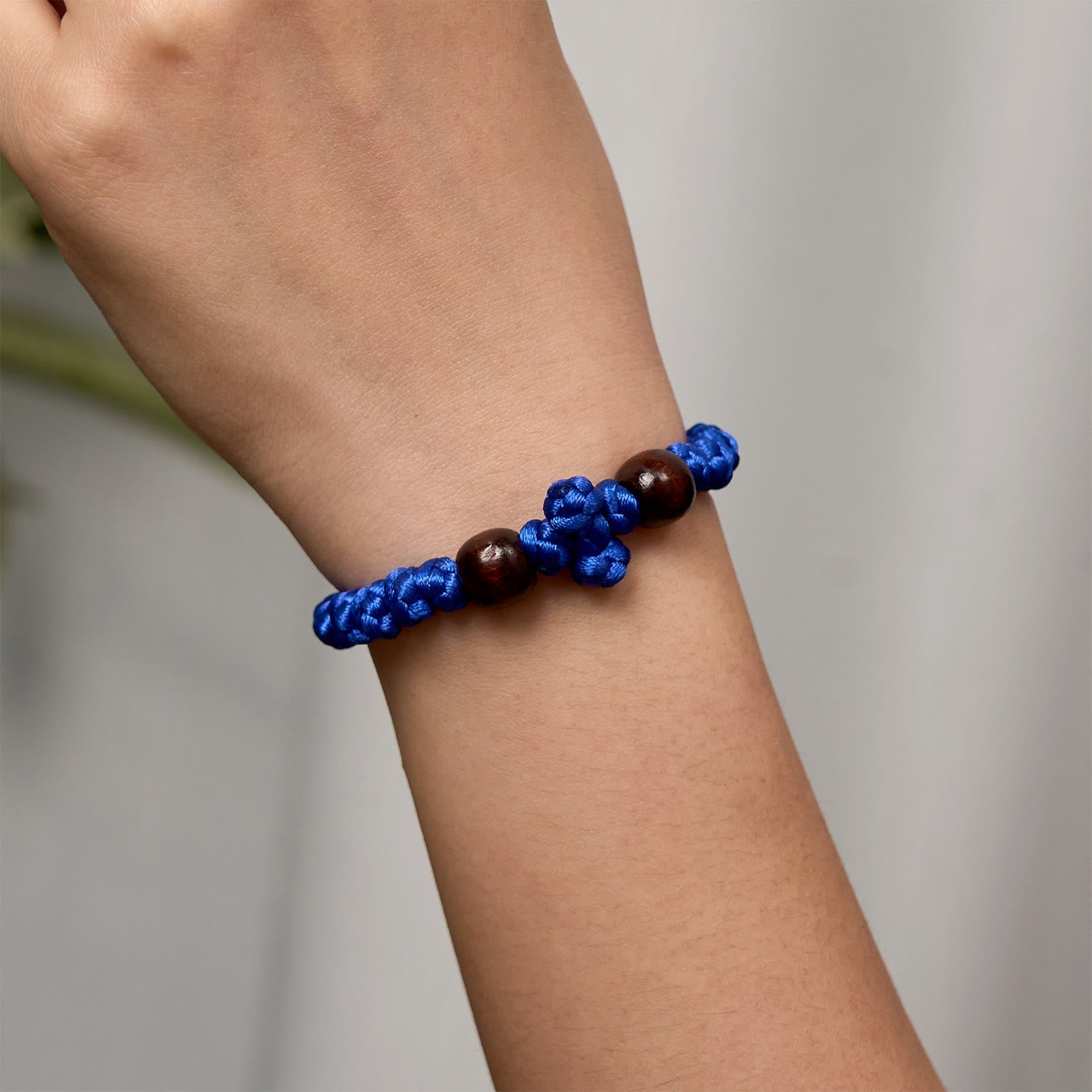Pulsera de Cuerda con Nudo y Cruz Azul y Negra: Un Símbolo de Fe