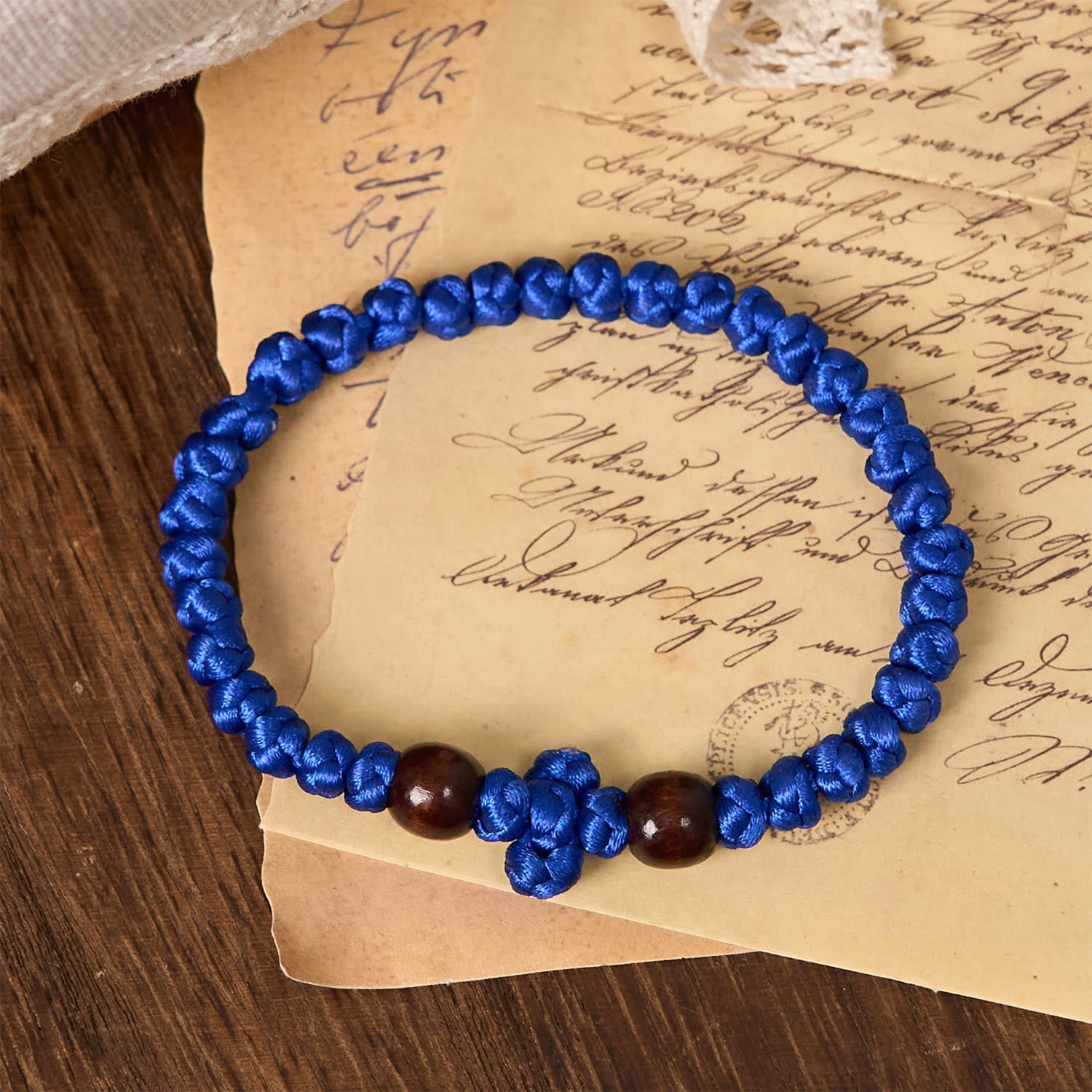 Pulsera de Cuerda con Nudo y Cruz Azul y Negra: Un Símbolo de Fe