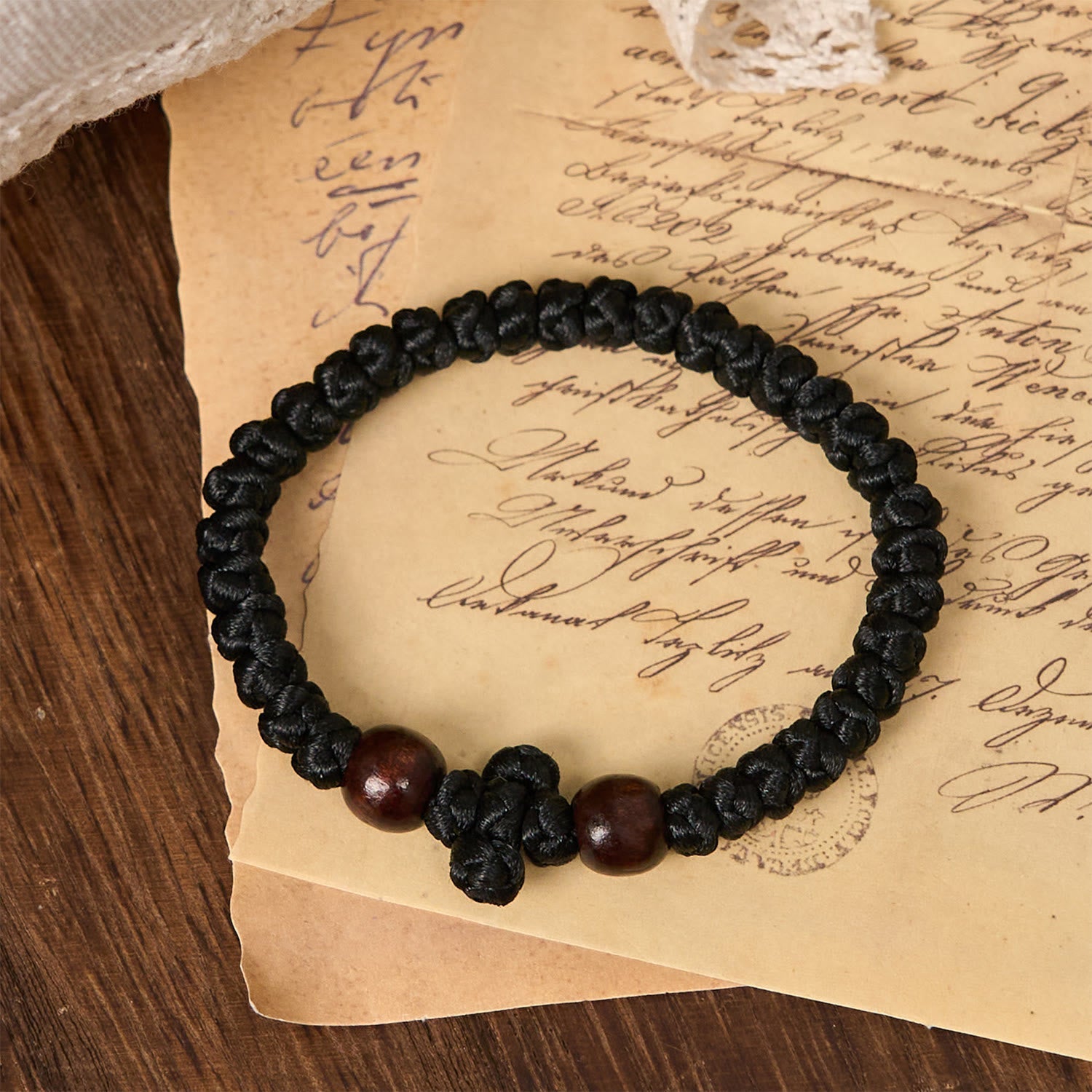 Pulsera de Cuerda con Nudo y Cruz Azul y Negra: Un Símbolo de Fe