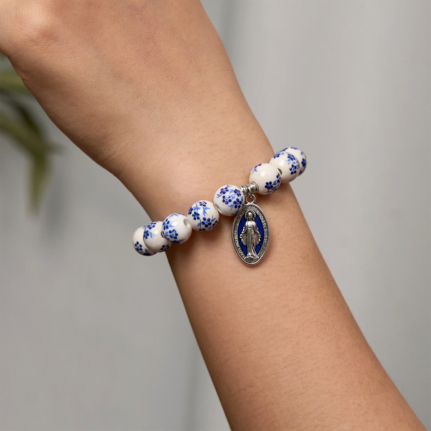 Pulsera Floral de Perlas Azules y Blancas con Medalla Milagrosa