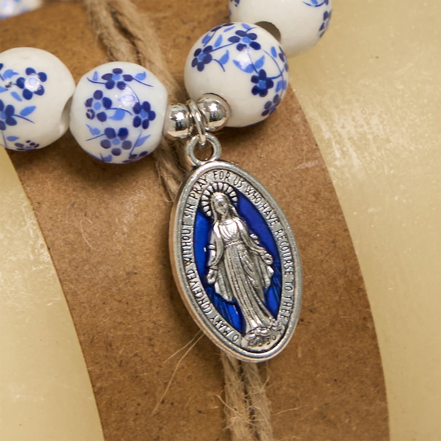 Pulsera Floral de Perlas Azules y Blancas con Medalla Milagrosa