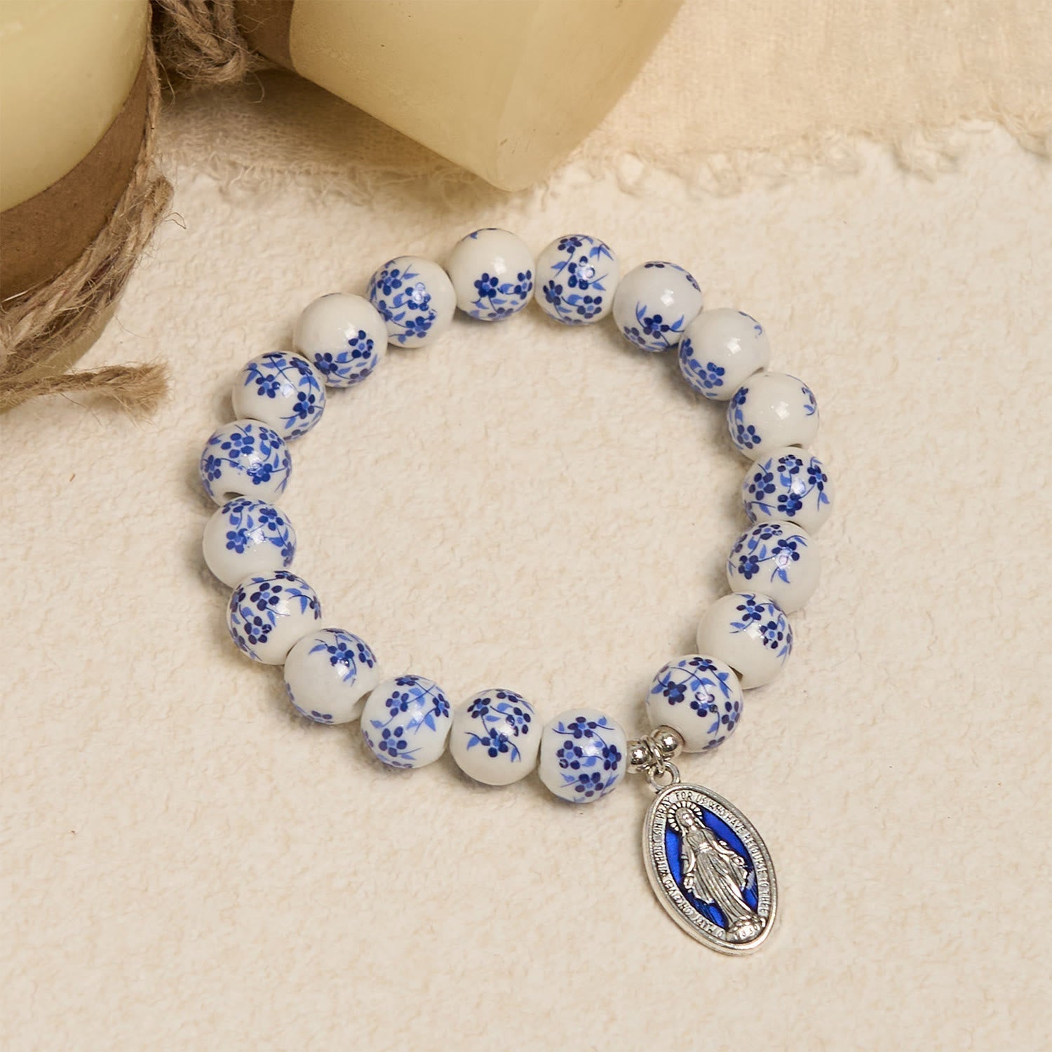 Pulsera Floral de Perlas Azules y Blancas con Medalla Milagrosa