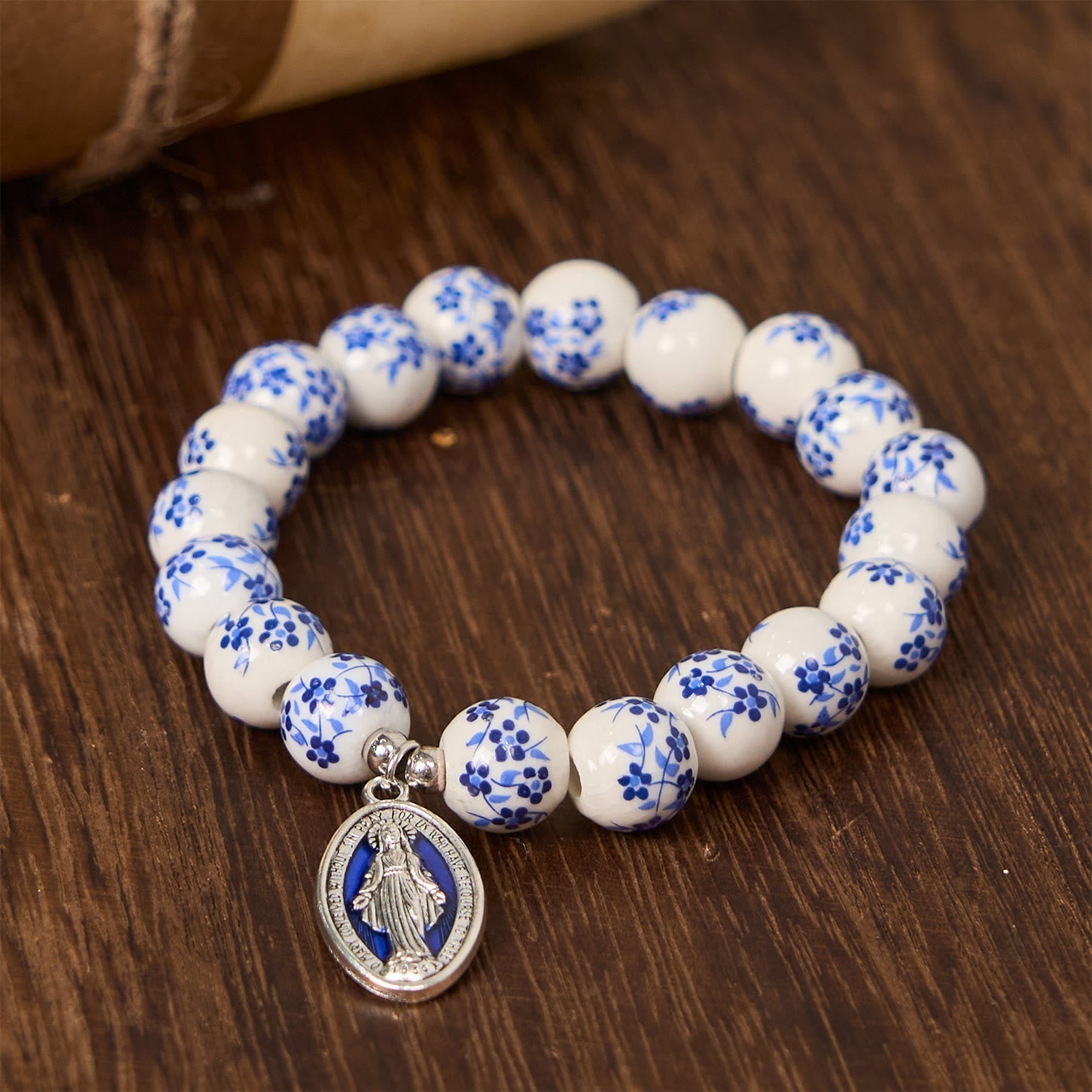 Pulsera Floral de Perlas Azules y Blancas con Medalla Milagrosa