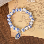 Pulsera Floral de Perlas Azules y Blancas con Medalla Milagrosa