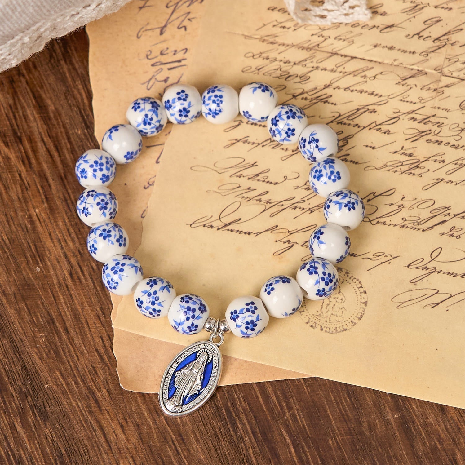 Pulsera Floral de Perlas Azules y Blancas con Medalla Milagrosa