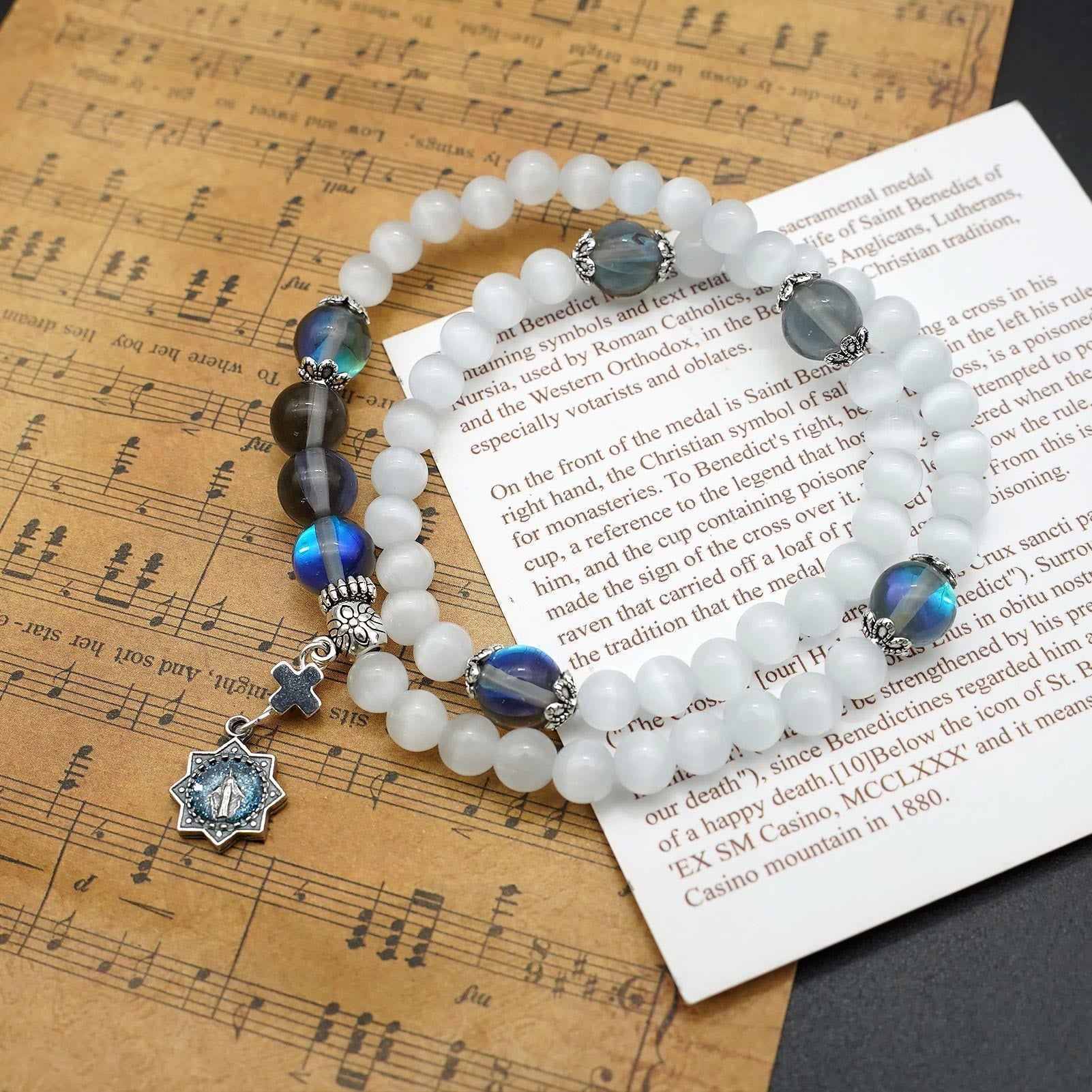 Pulsera Ajustable Minimalista con Piedras de Ojo de Gato Multicolores y Medalla Milagrosa