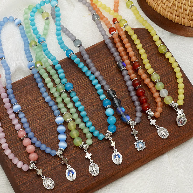 Pulsera Ajustable Minimalista con Piedras de Ojo de Gato Multicolores y Medalla Milagrosa