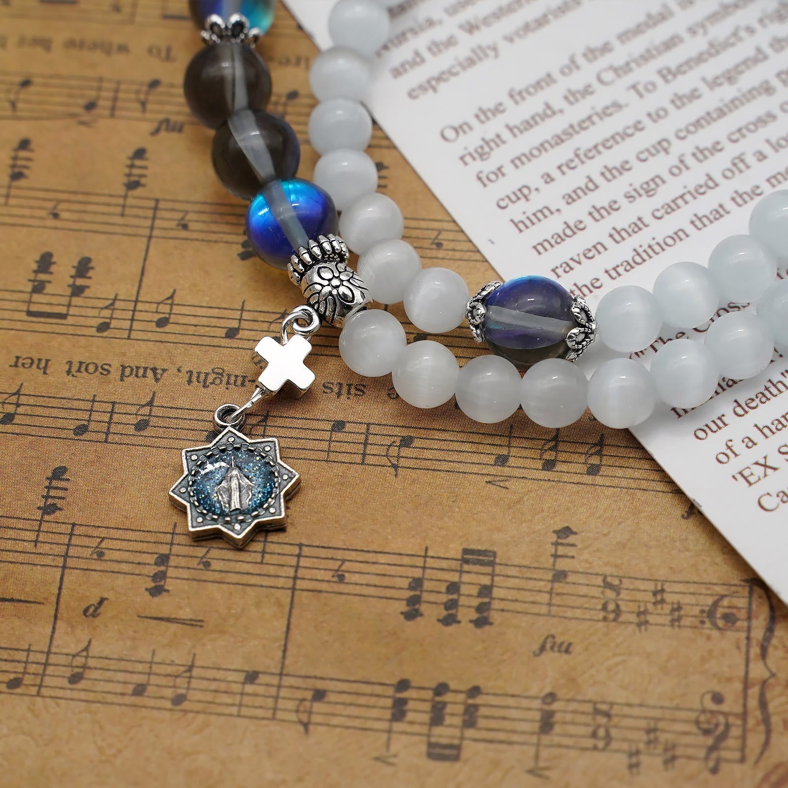 Pulsera Ajustable Minimalista con Piedras de Ojo de Gato Multicolores y Medalla Milagrosa