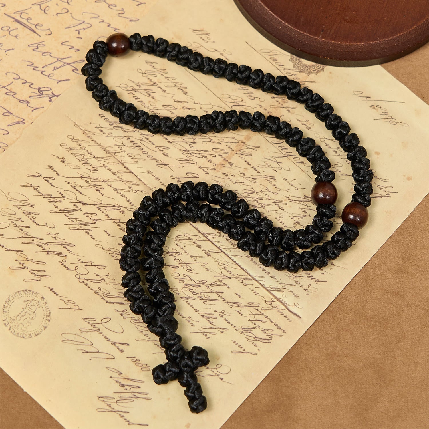 Collar de Cuerda con 100 Nudos de Bendición en Cruz Azul y Negro: Símbolo Apreciado de Bendición Sagrada