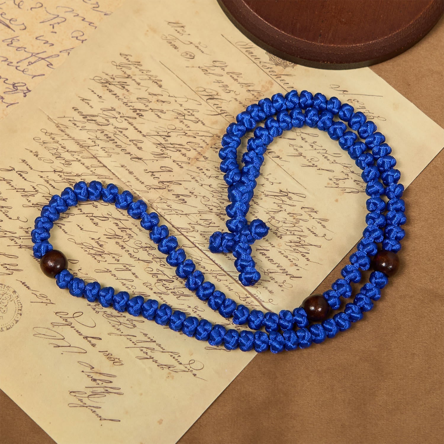 Collar de Cuerda con 100 Nudos de Bendición en Cruz Azul y Negro: Símbolo Apreciado de Bendición Sagrada