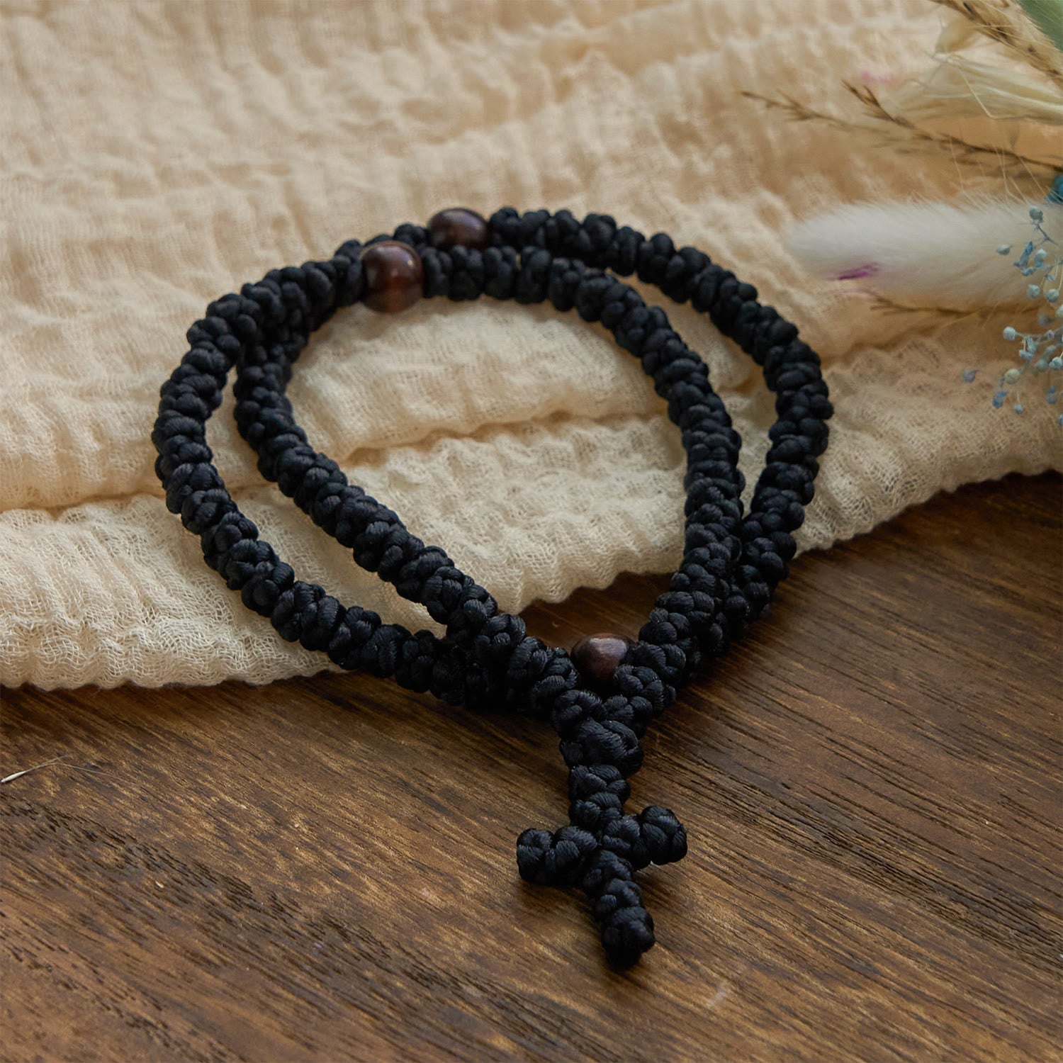 Collar de Cuerda con 100 Nudos de Bendición en Cruz Azul y Negro: Símbolo Apreciado de Bendición Sagrada