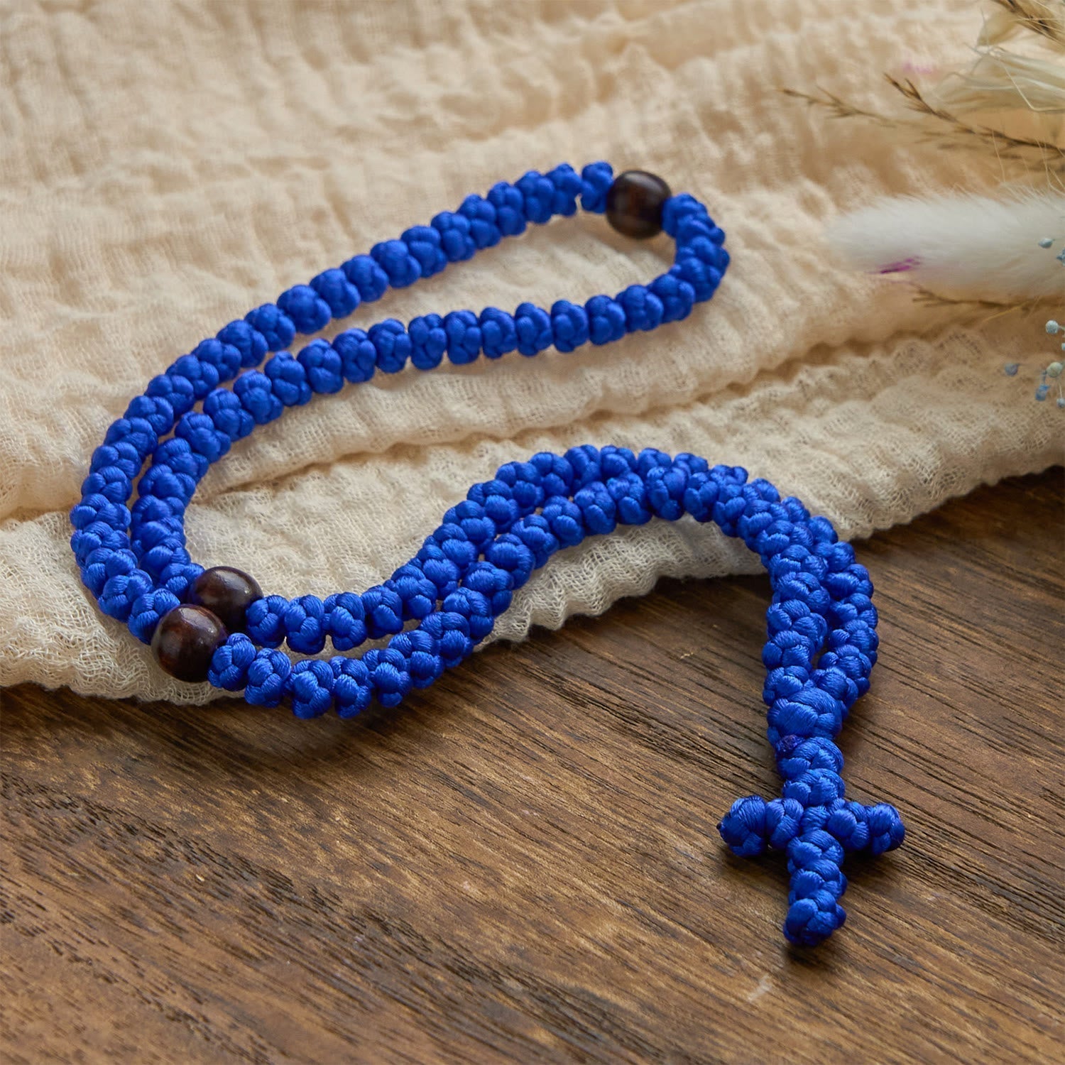 Collar de Cuerda con 100 Nudos de Bendición en Cruz Azul y Negro: Símbolo Apreciado de Bendición Sagrada