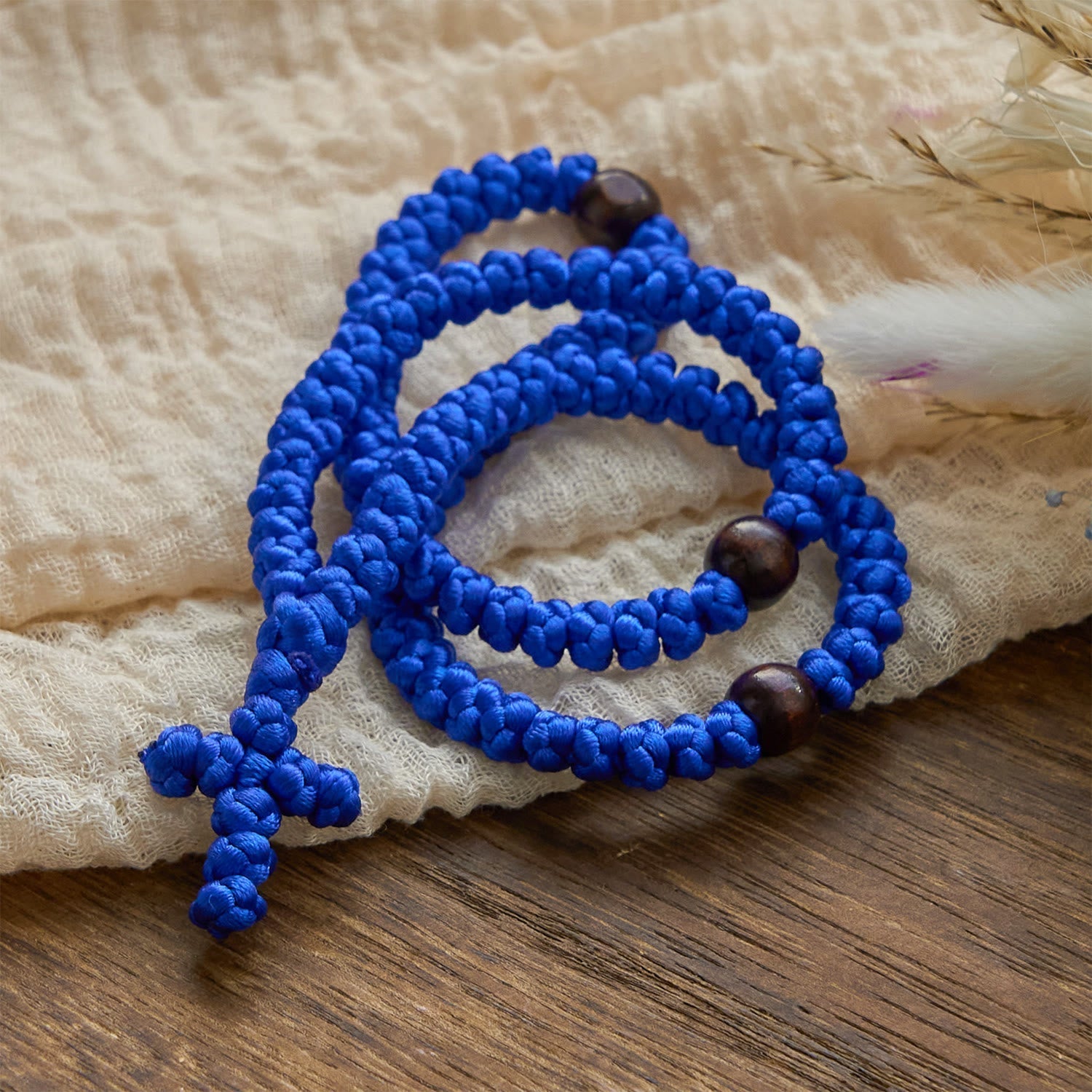 Collar de Cuerda con 100 Nudos de Bendición en Cruz Azul y Negro: Símbolo Apreciado de Bendición Sagrada