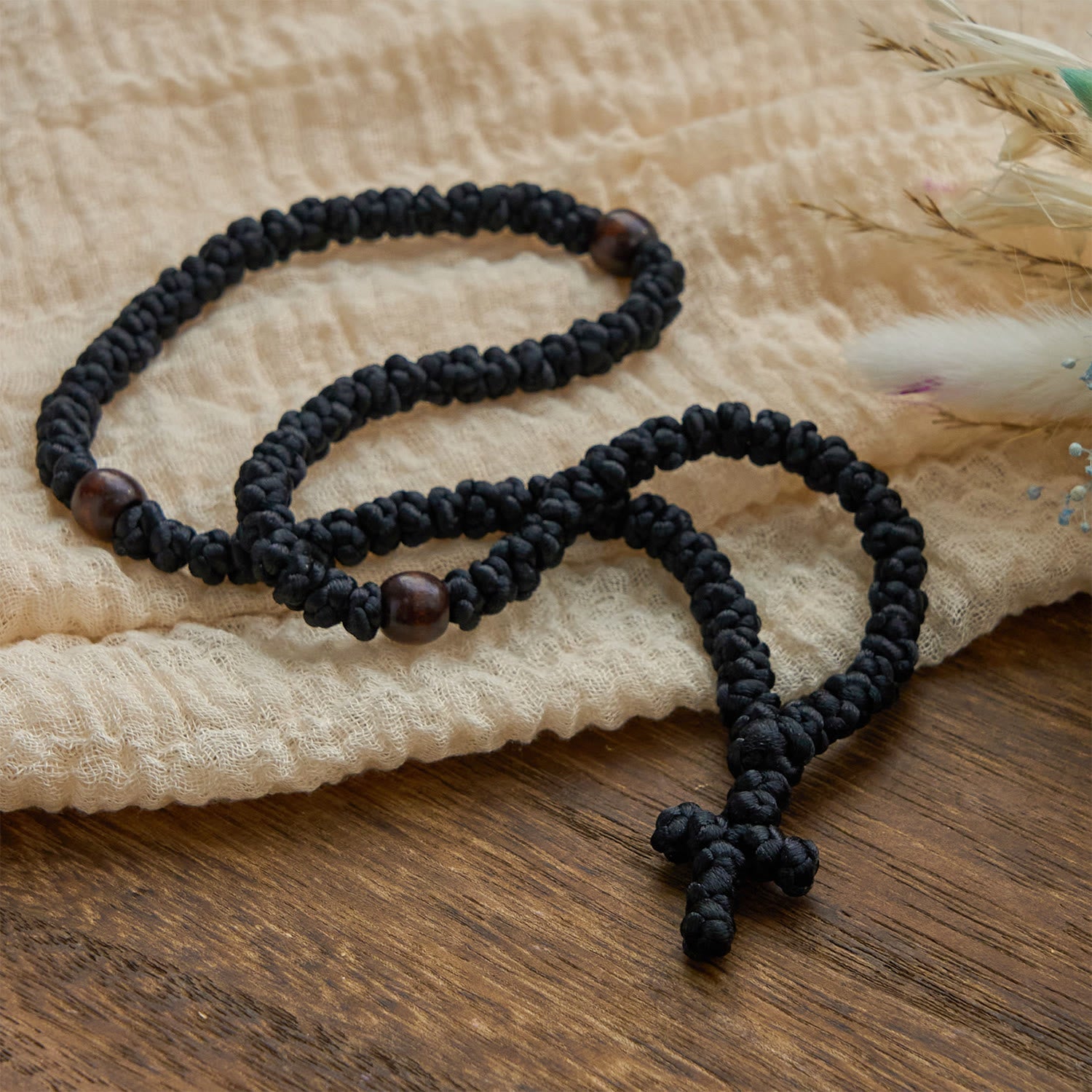 Collar de Cuerda con 100 Nudos de Bendición en Cruz Azul y Negro: Símbolo Apreciado de Bendición Sagrada