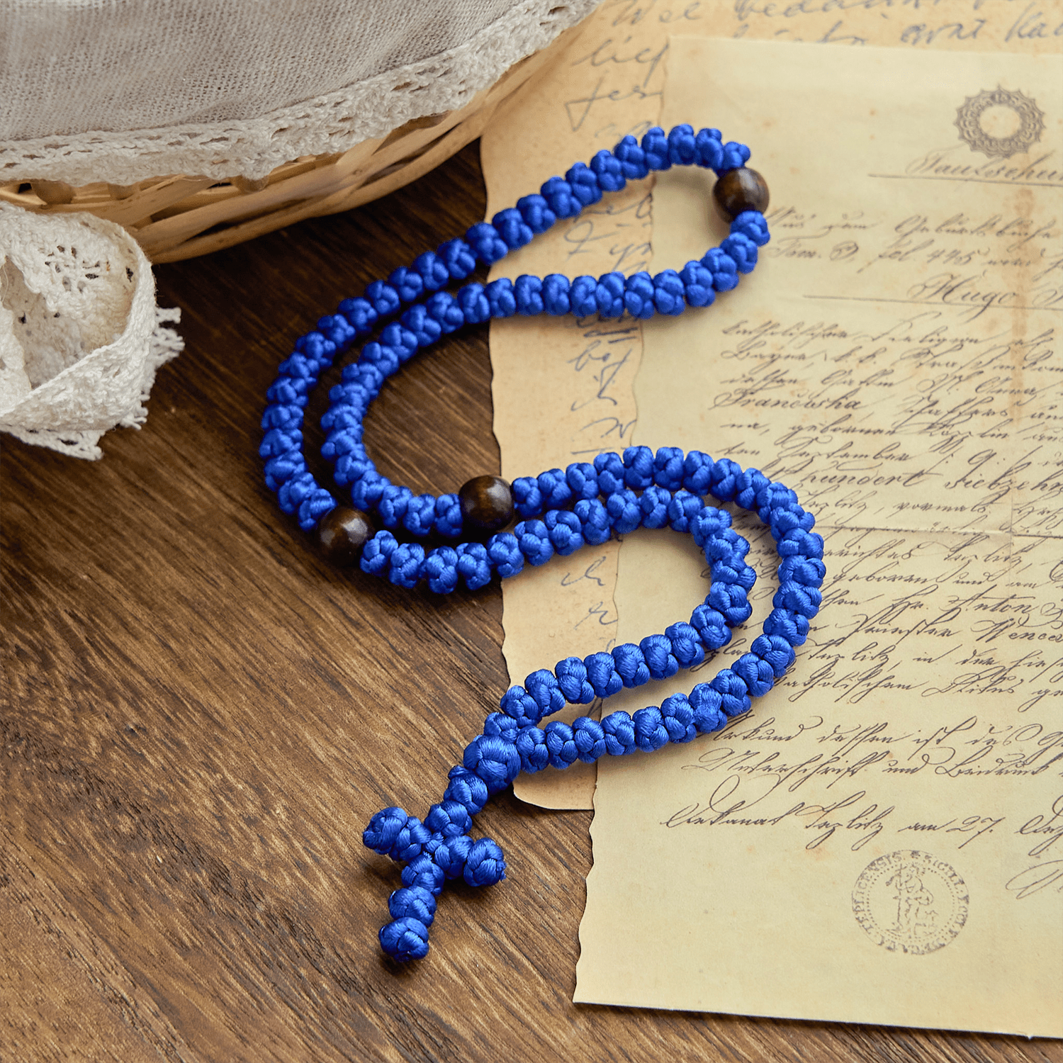 Collar de Cuerda con 100 Nudos de Bendición en Cruz Azul y Negro: Símbolo Apreciado de Bendición Sagrada