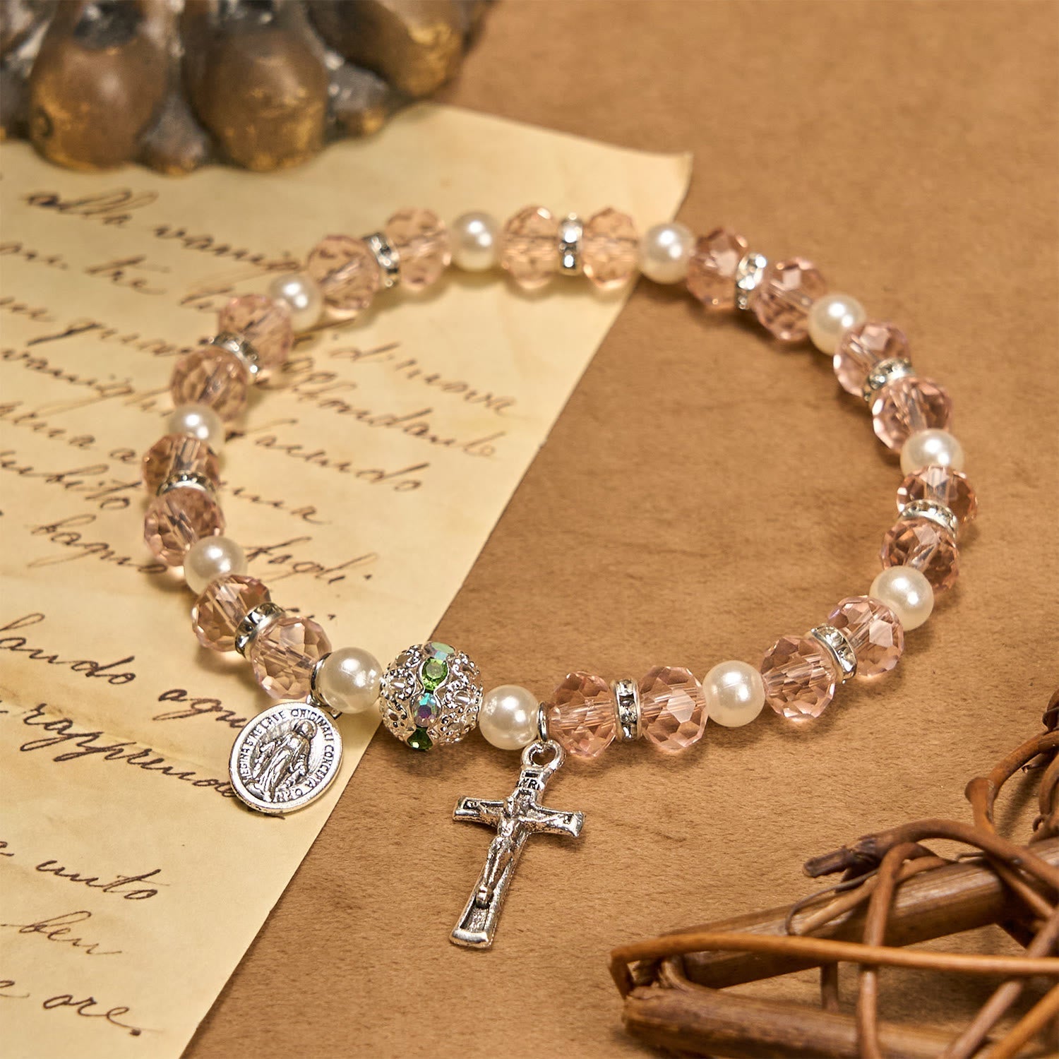 Pulsera de Cristal Transparente Moderna con Crucifijo y Medalla Milagrosa: Declaración de Fe Contemporánea
