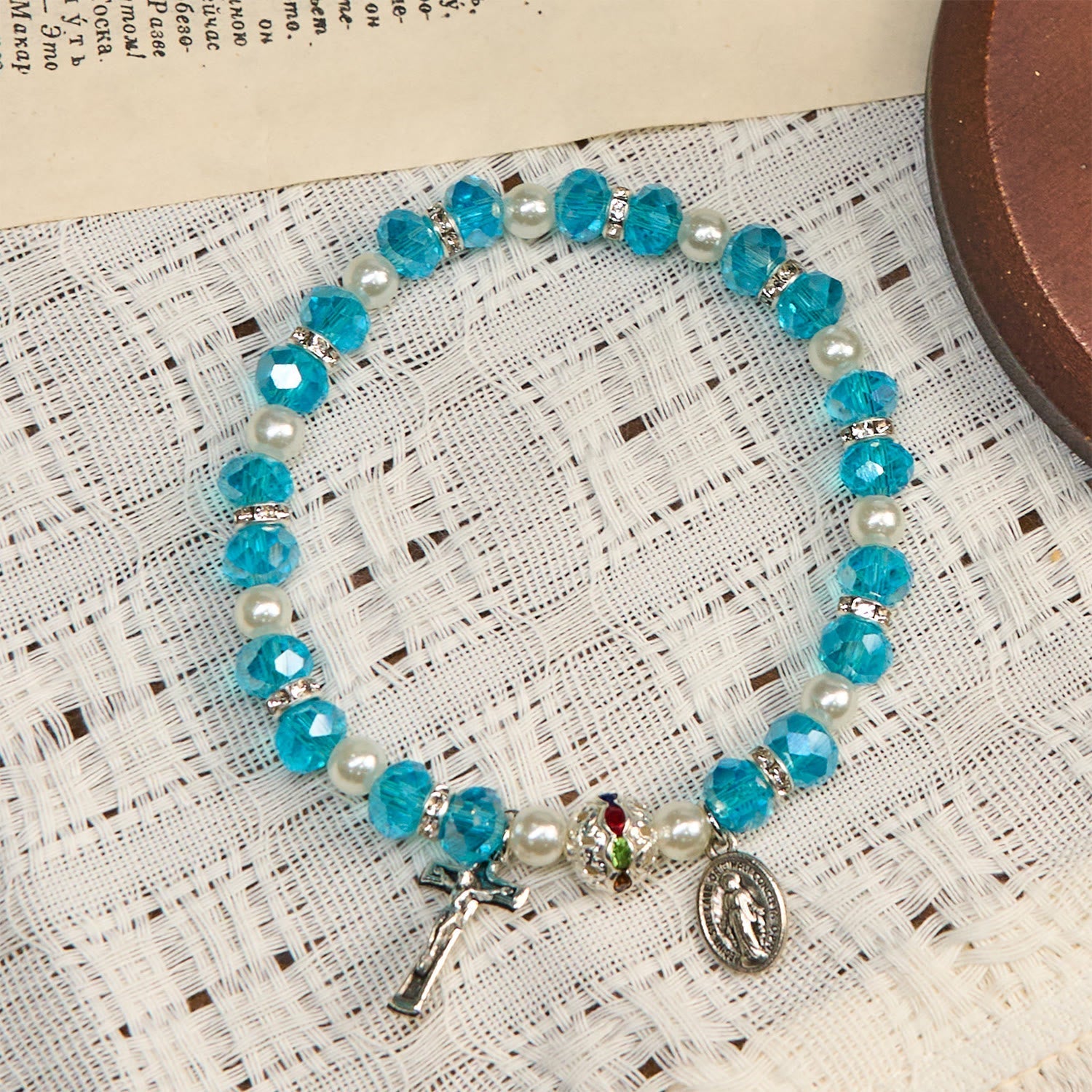 Pulsera de Cristal Transparente Moderna con Crucifijo y Medalla Milagrosa: Declaración de Fe Contemporánea