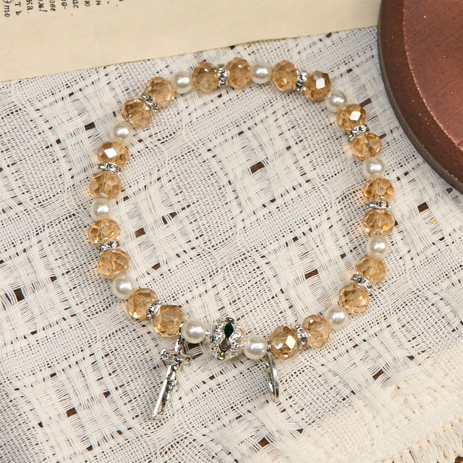 Pulsera de Cristal Transparente Moderna con Crucifijo y Medalla Milagrosa: Declaración de Fe Contemporánea